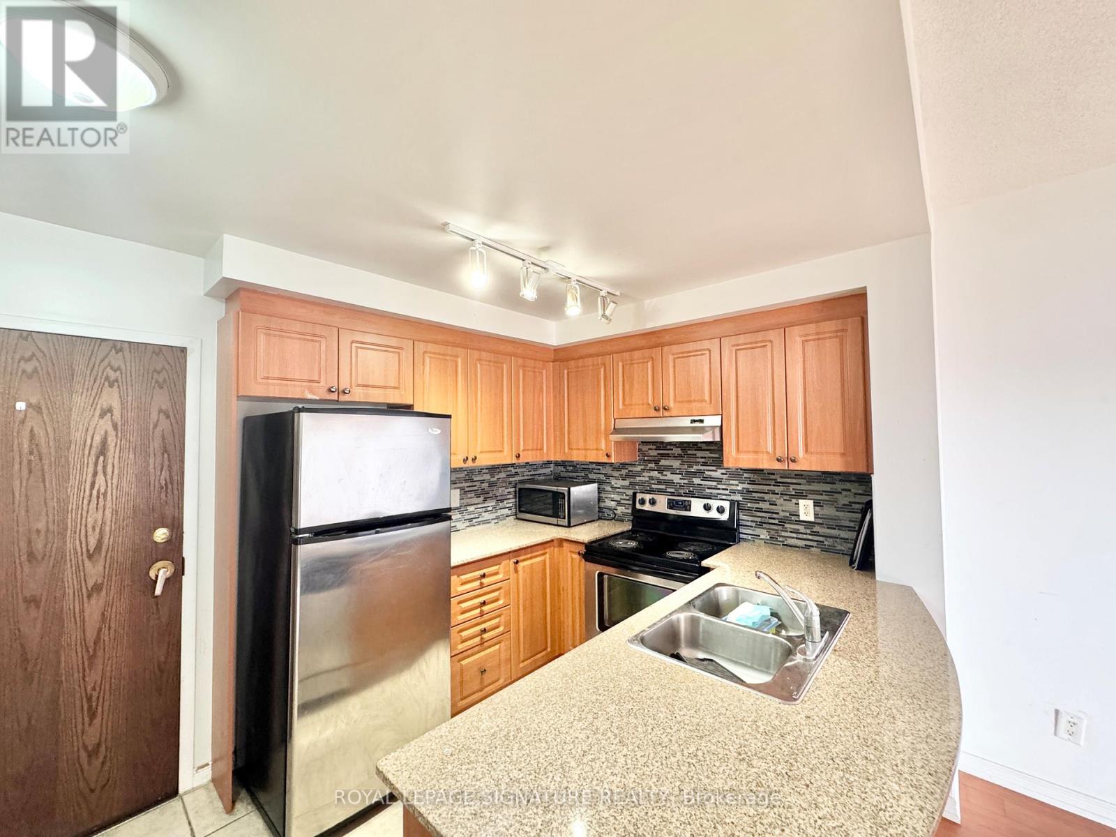 605 - 8 Maison Parc Court, Vaughan, Ontario  L4J 9K5 - Photo 3 - N12486826