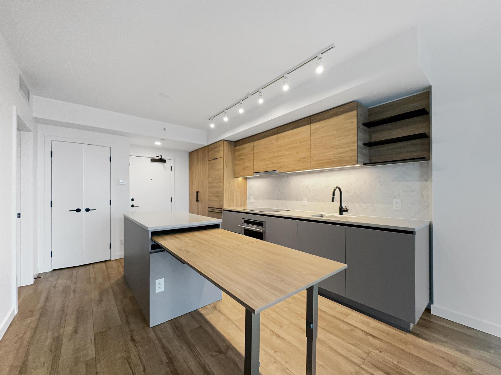 23XX 13428 105 AVENUE, Surrey, British Columbia