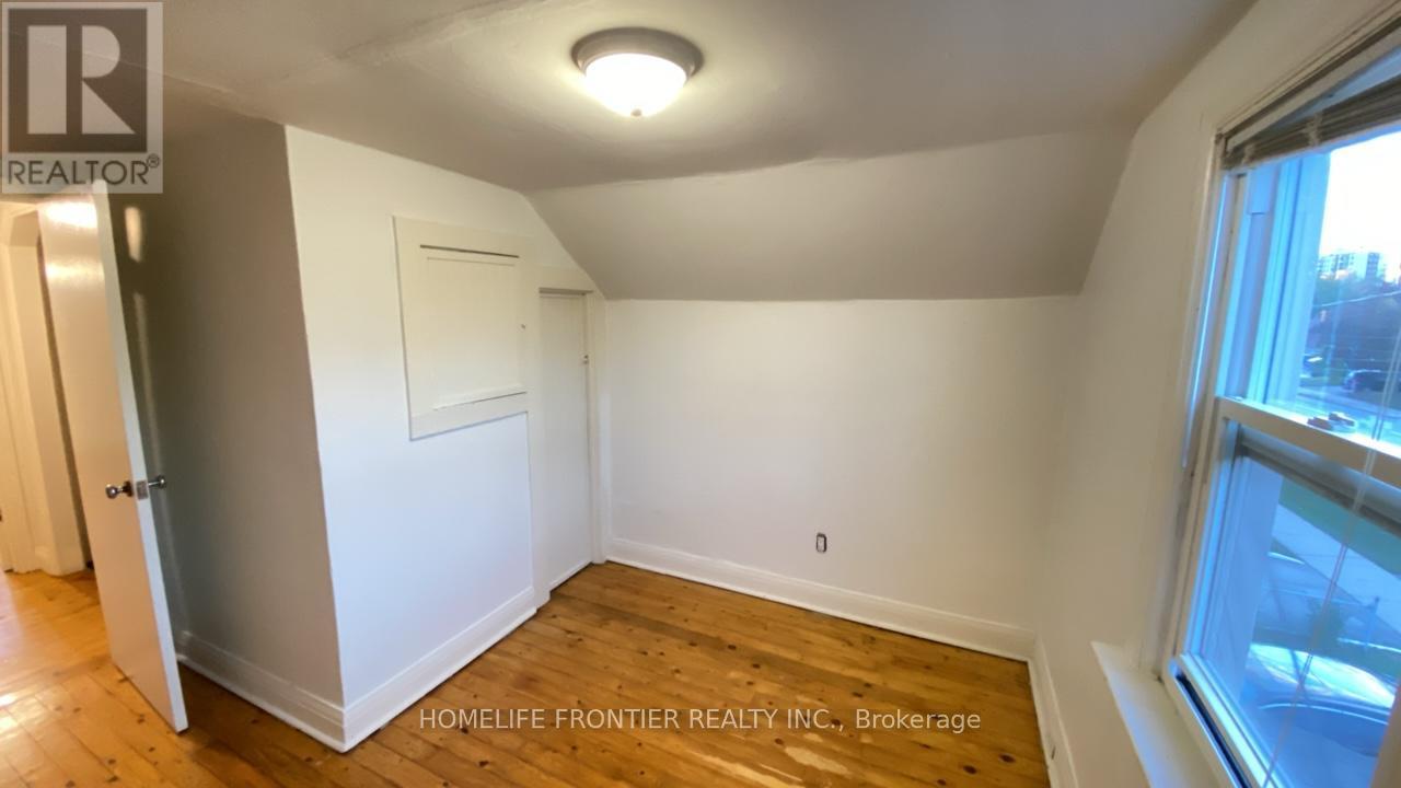 92 King Street W, Mississauga, Ontario  L5B 1G9 - Photo 10 - W12486823