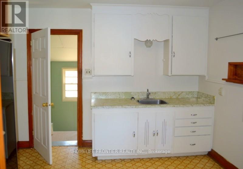 92 King Street W, Mississauga, Ontario  L5B 1G9 - Photo 4 - W12486823