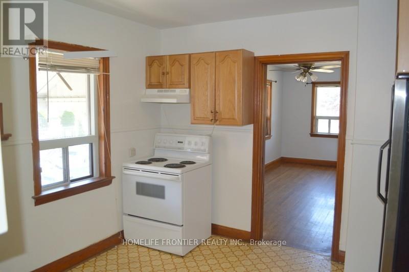 92 King Street W, Mississauga, Ontario  L5B 1G9 - Photo 5 - W12486823