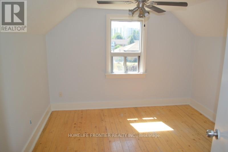 92 King Street W, Mississauga, Ontario  L5B 1G9 - Photo 6 - W12486823