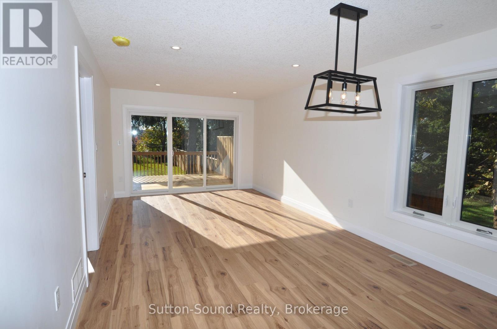 749 15th Street E, Owen Sound, Ontario  N4K 1X5 - Photo 2 - X12316674