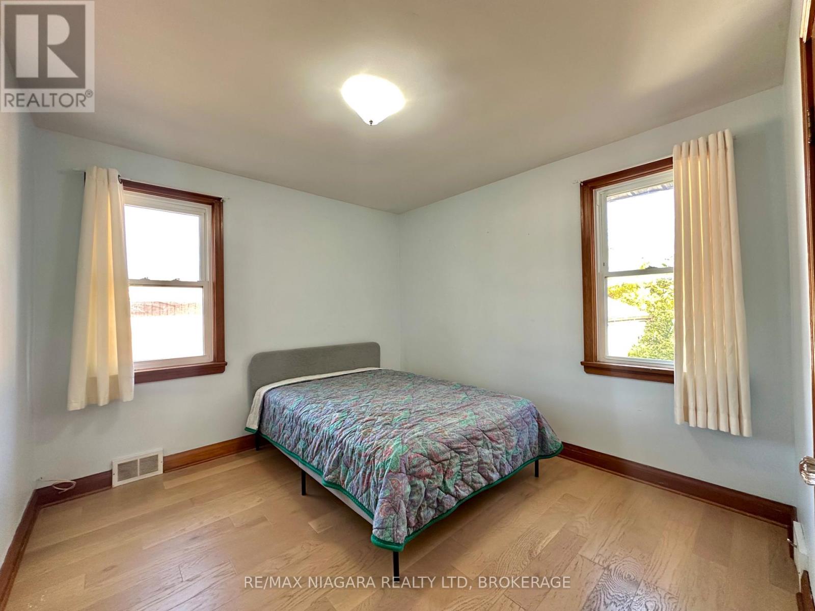 6376 Carlton Avenue, Niagara Falls, Ontario  L2G 5K3 - Photo 11 - X12486853