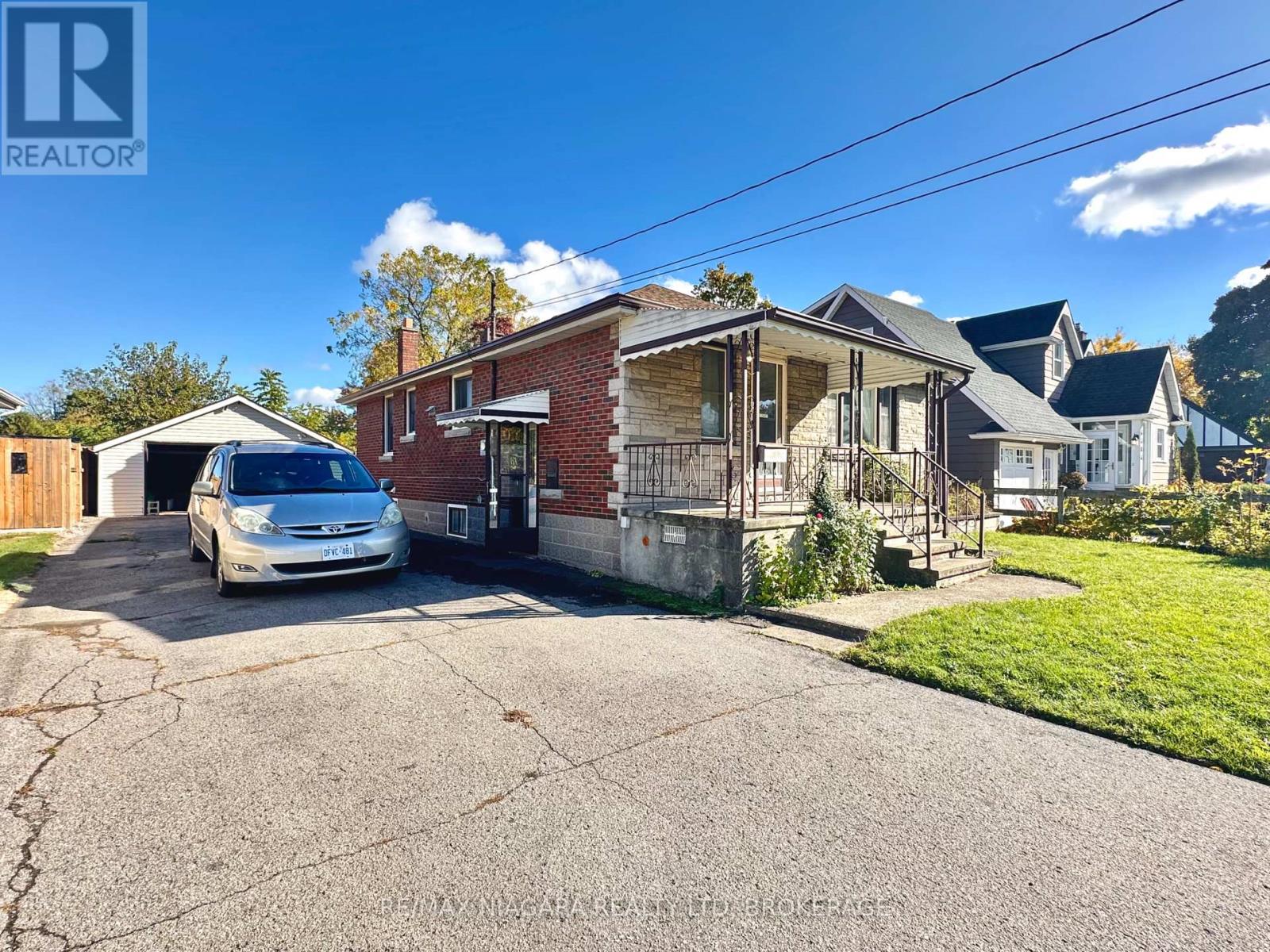 6376 Carlton Avenue, Niagara Falls, Ontario  L2G 5K3 - Photo 2 - X12486853