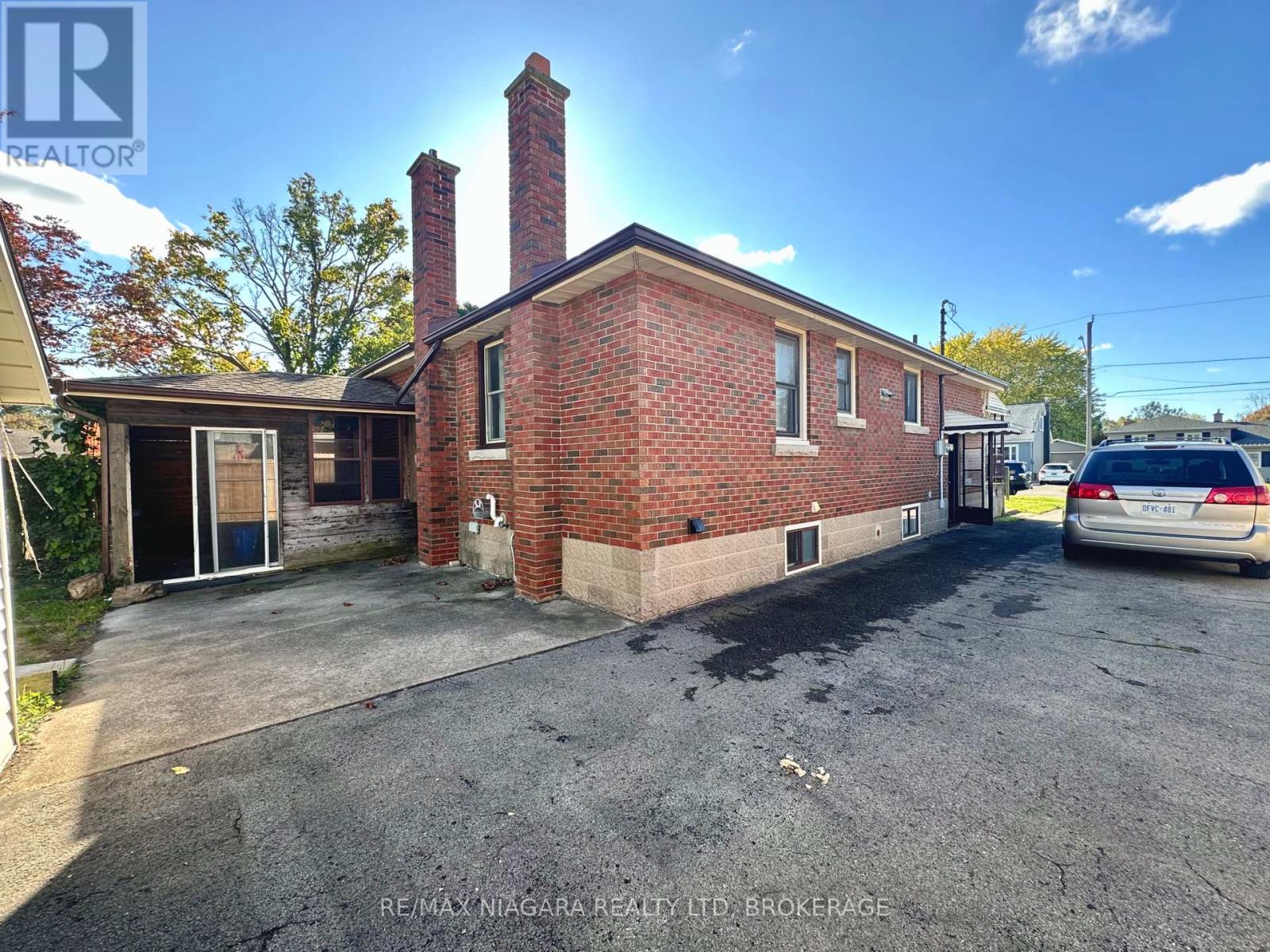 6376 Carlton Avenue, Niagara Falls, Ontario  L2G 5K3 - Photo 3 - X12486853