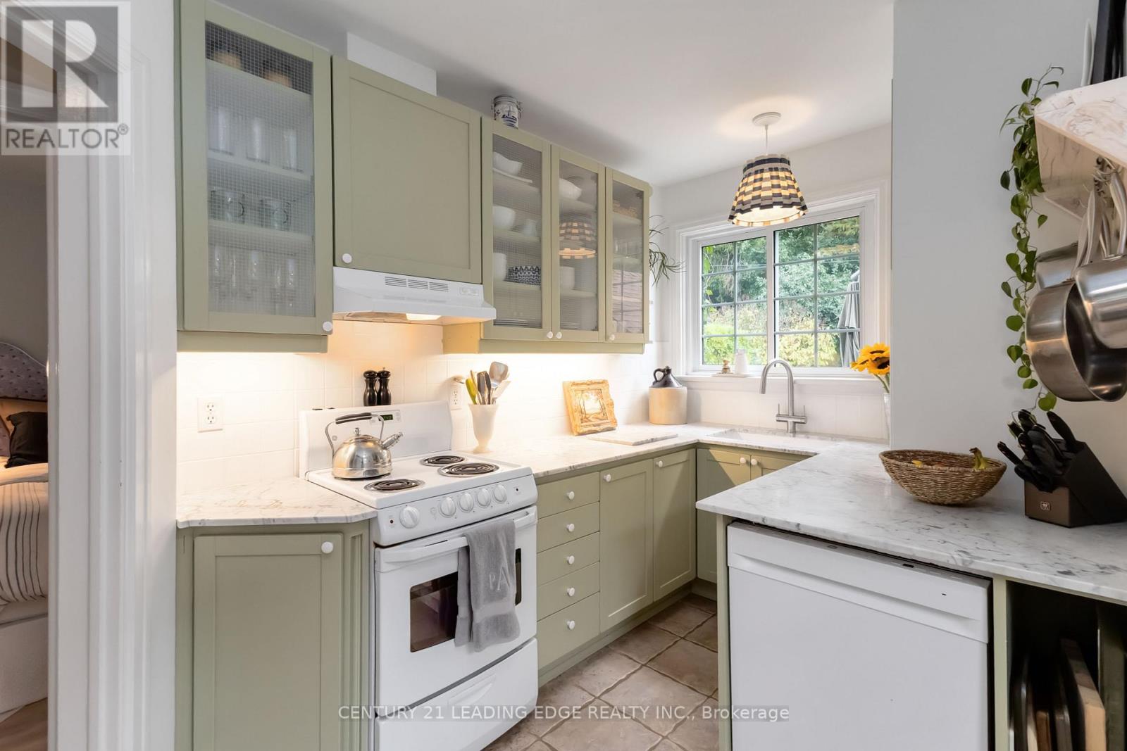 657 Emery Street, London South, Ontario  N6C 2G3 - Photo 16 - X12486828