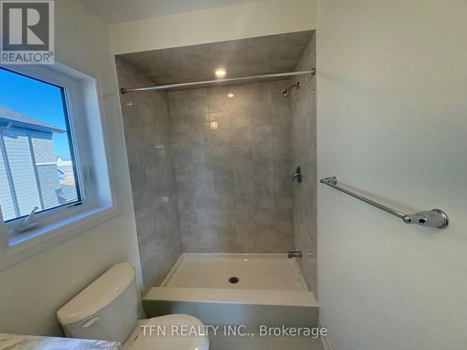 28 Canvas Crescent, Welland, Ontario  L3B 0P4 - Photo 9 - X12486834