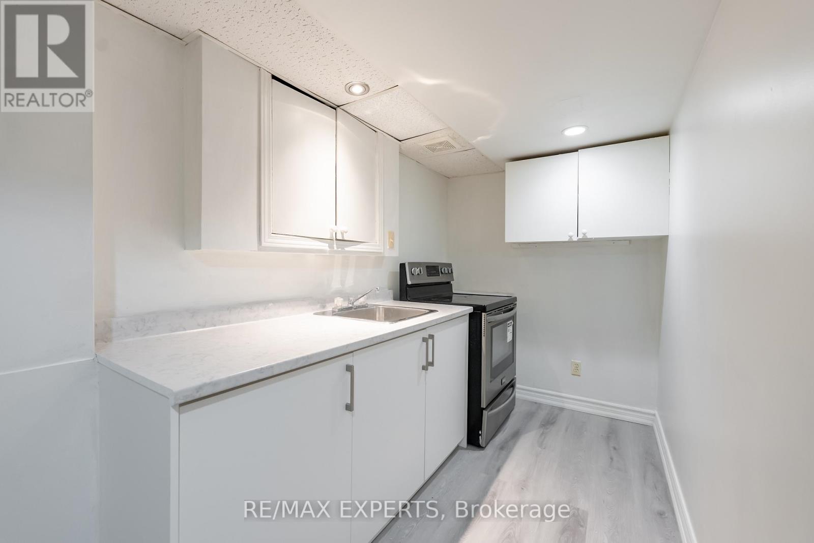 7 Yellow Brick Road, Brampton, Ontario  L6V 4K8 - Photo 11 - W12486859