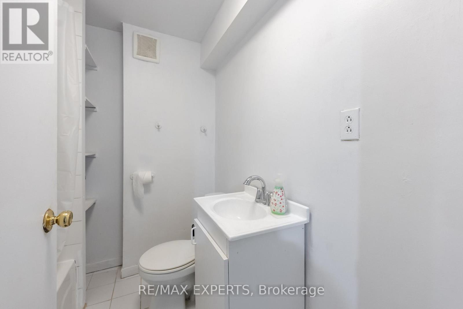 7 Yellow Brick Road, Brampton, Ontario  L6V 4K8 - Photo 12 - W12486859