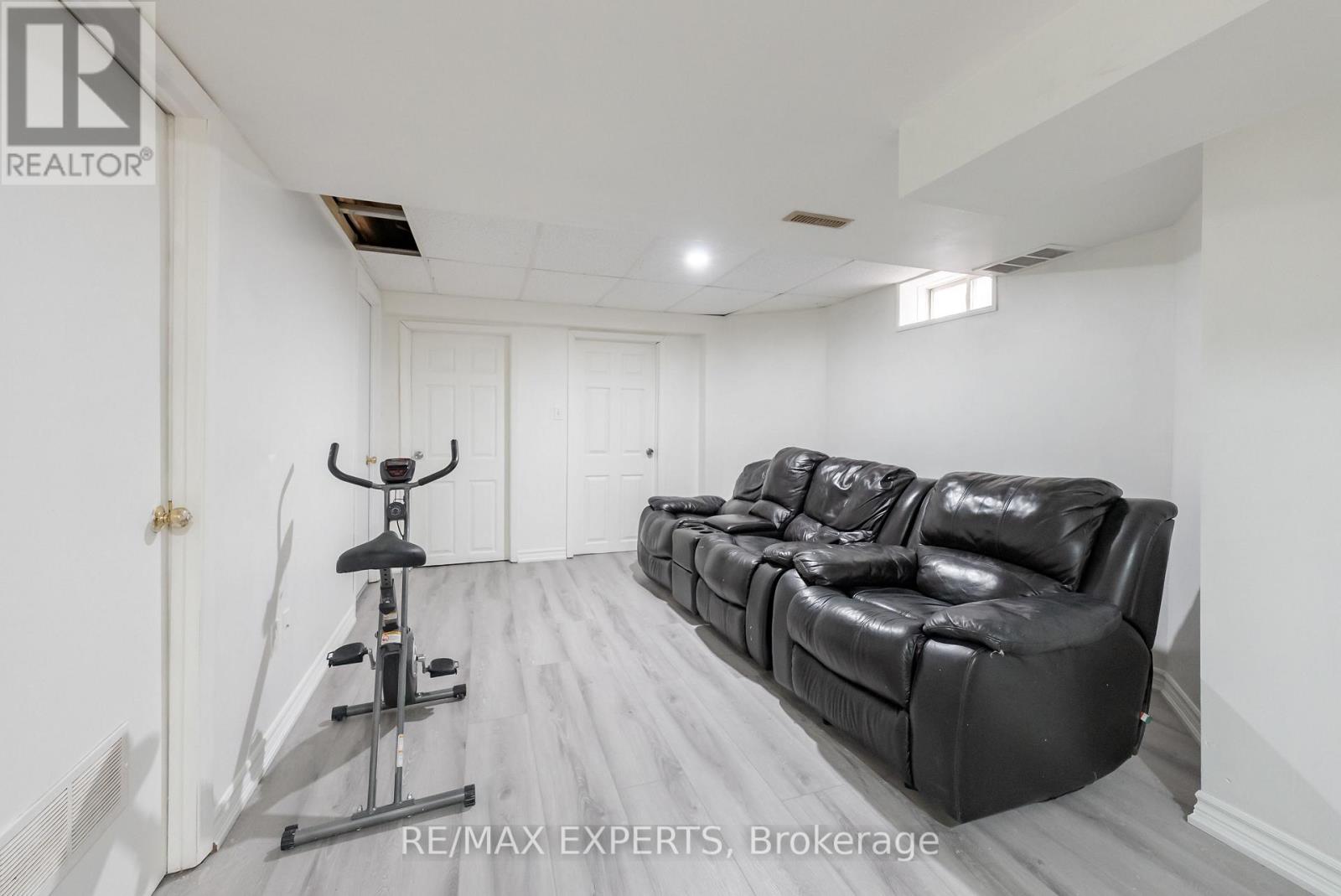 7 Yellow Brick Road, Brampton, Ontario  L6V 4K8 - Photo 17 - W12486859