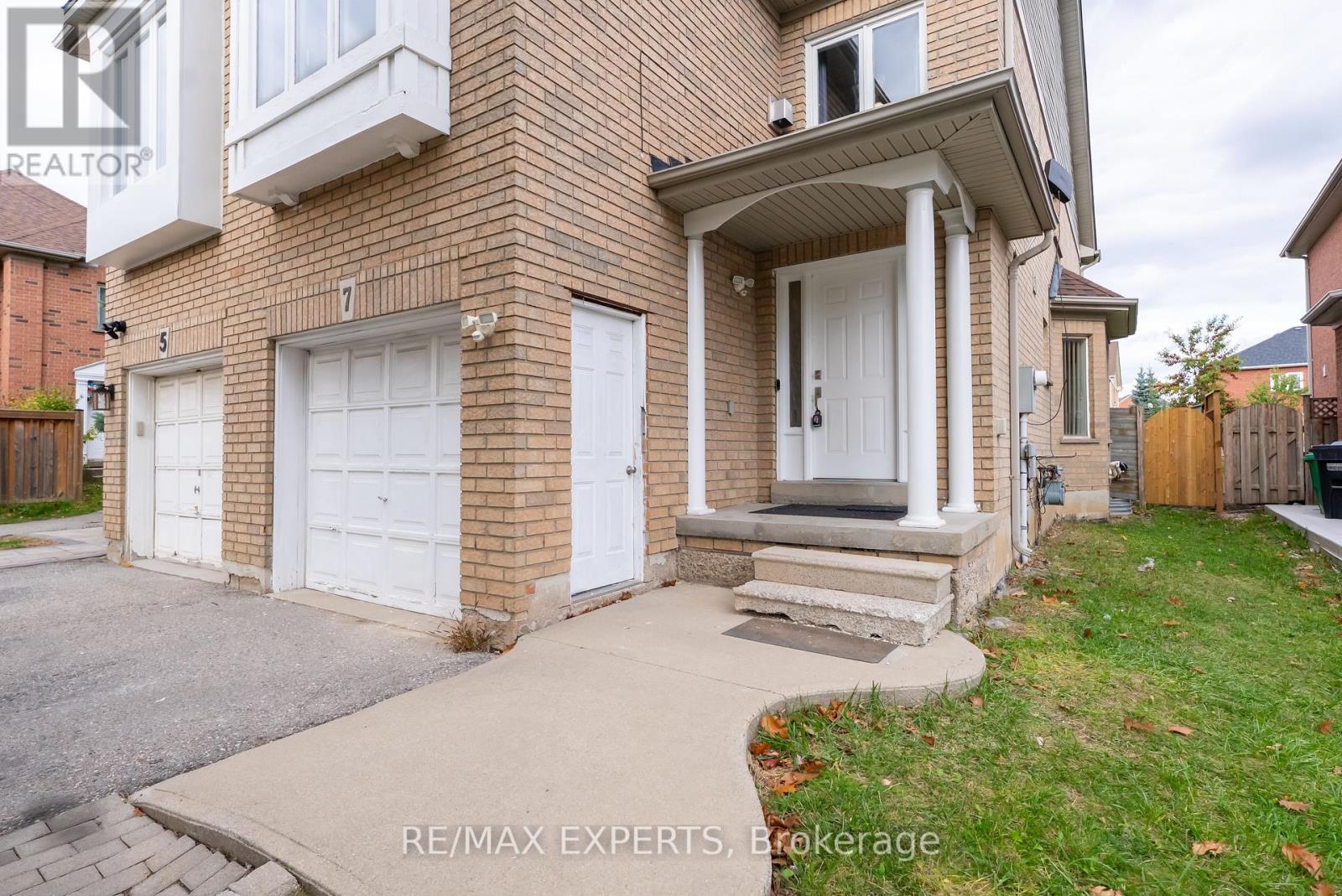 7 Yellow Brick Road, Brampton, Ontario  L6V 4K8 - Photo 3 - W12486859