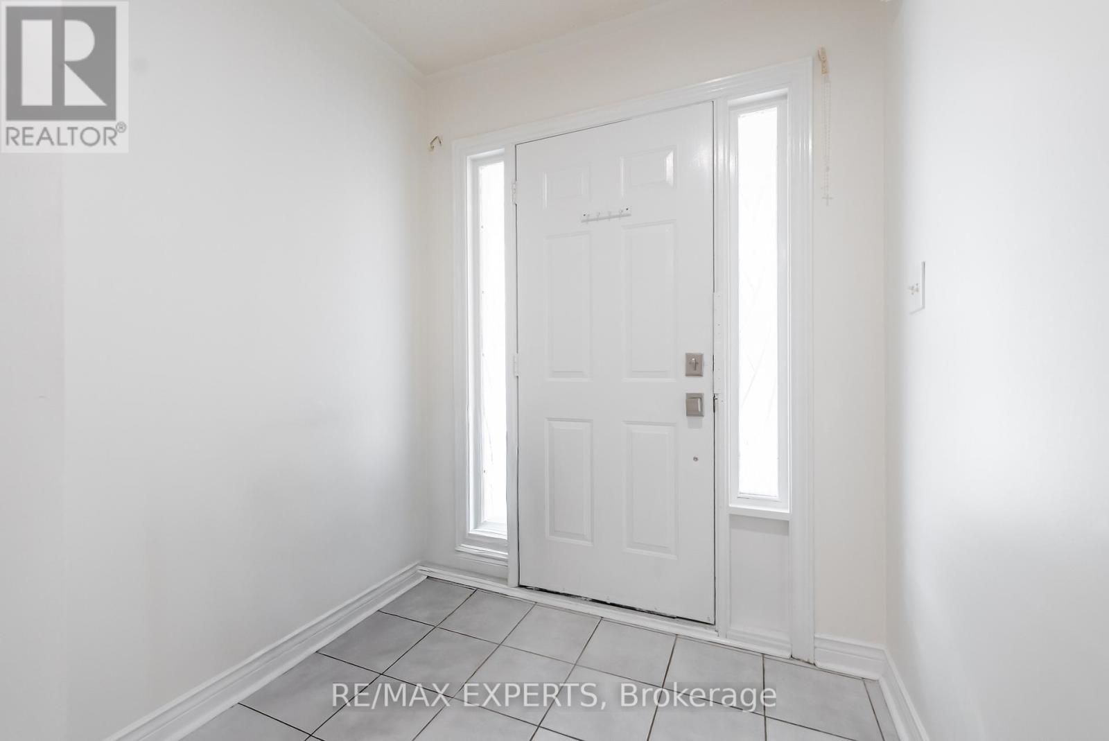 7 Yellow Brick Road, Brampton, Ontario  L6V 4K8 - Photo 4 - W12486859