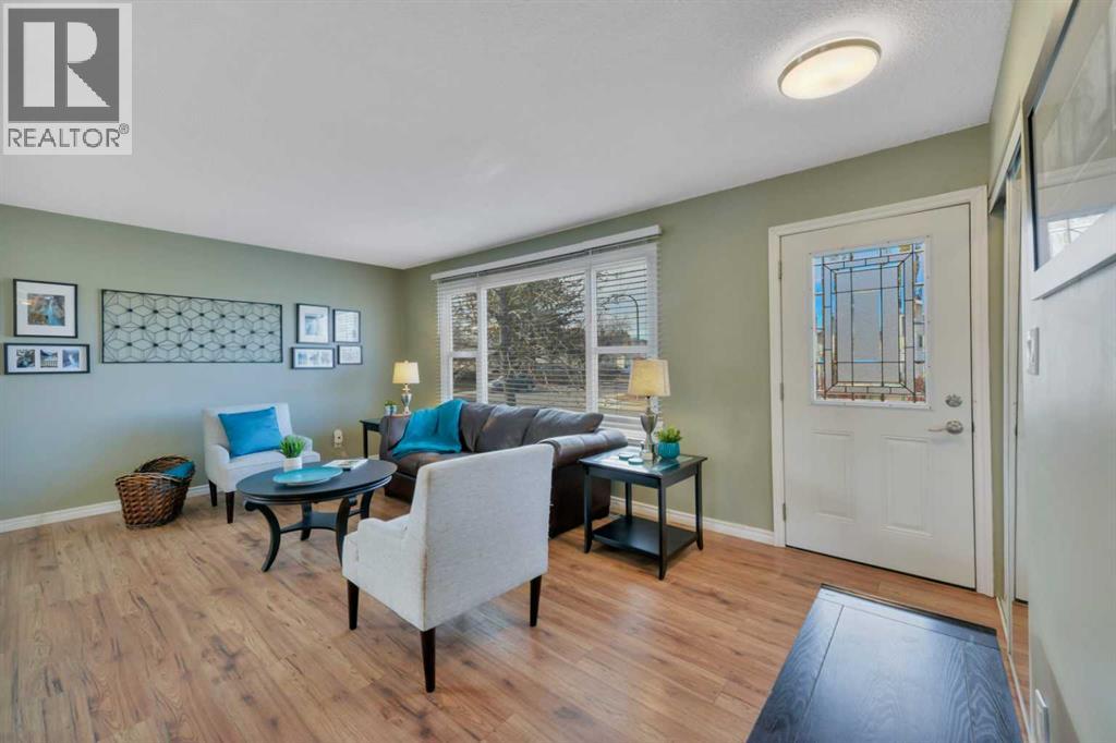 11 Fir Street, Red Deer, Alberta  T4N 4Y3 - Photo 2 - A2264121