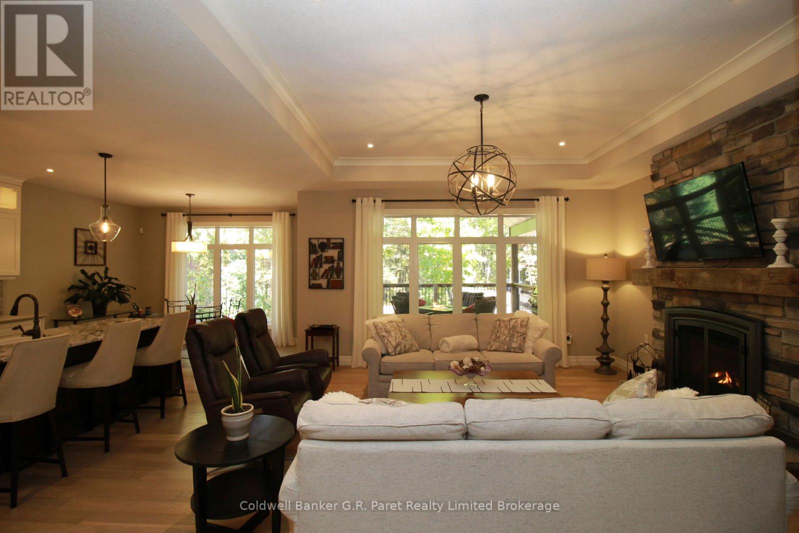 10151 Pinery Bluffs Road, Lambton Shores, Ontario  N0M 1T0 - Photo 11 - X12471390