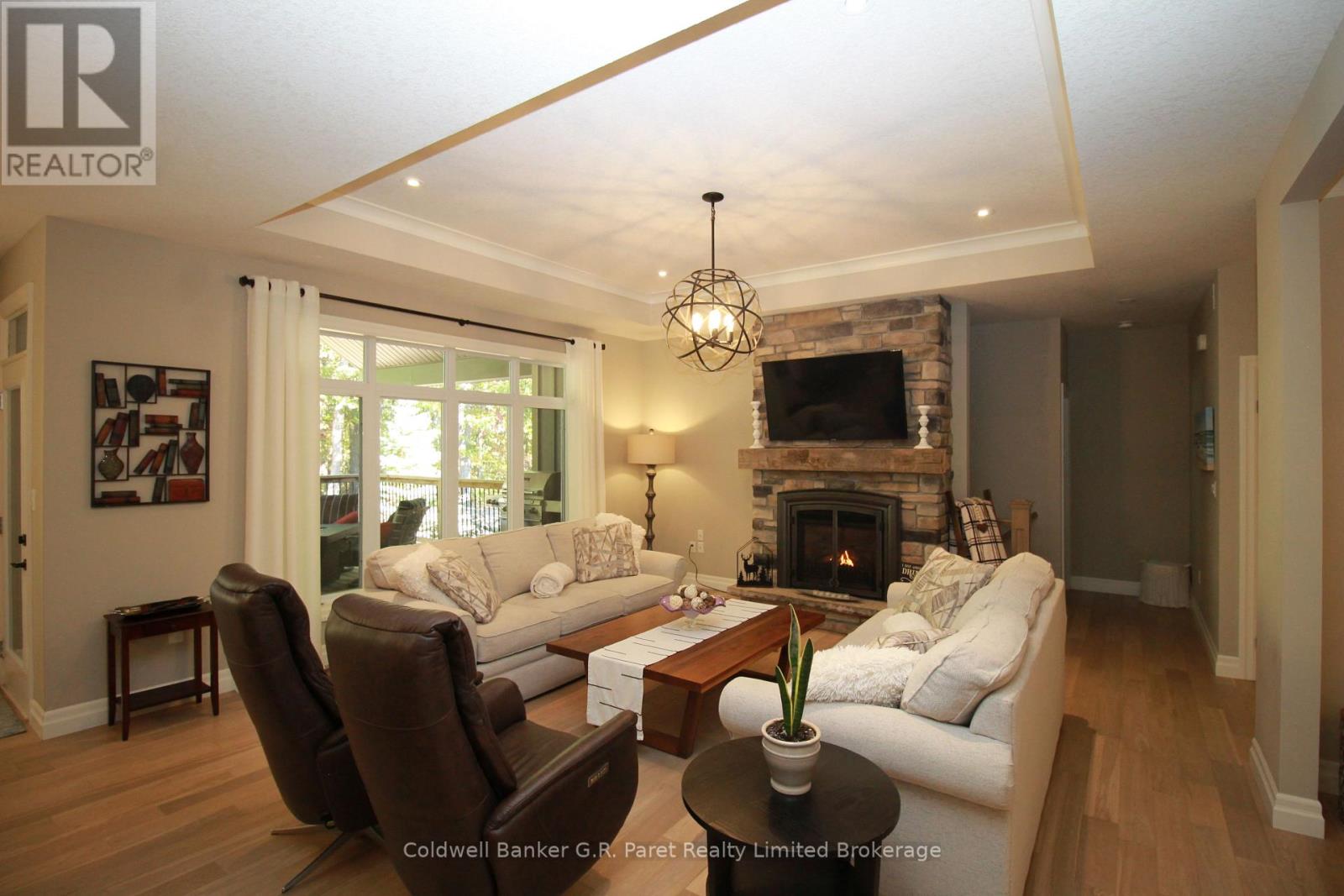 10151 Pinery Bluffs Road, Lambton Shores, Ontario  N0M 1T0 - Photo 12 - X12471390