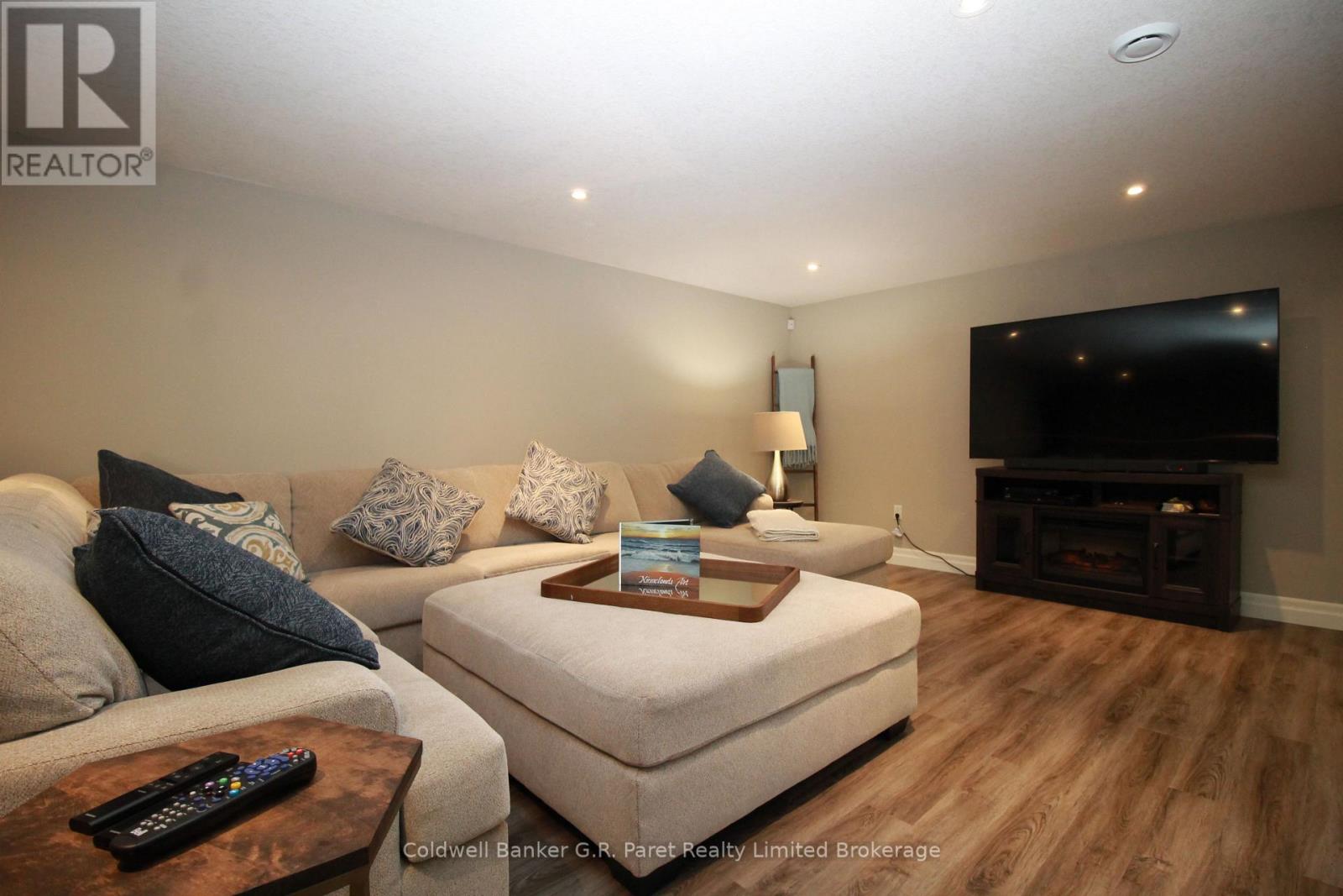 10151 Pinery Bluffs Road, Lambton Shores, Ontario  N0M 1T0 - Photo 32 - X12471390