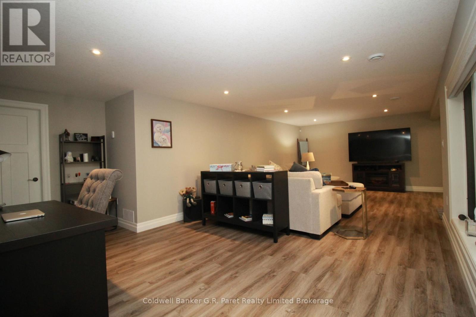 10151 Pinery Bluffs Road, Lambton Shores, Ontario  N0M 1T0 - Photo 30 - X12471390