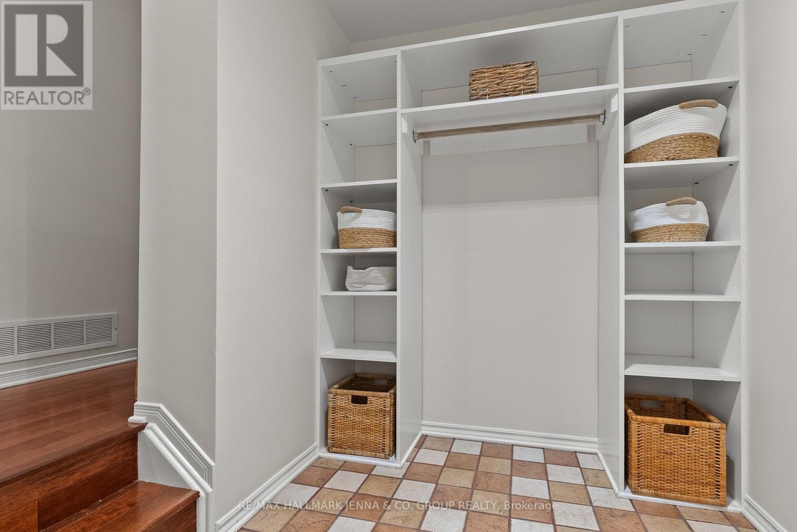 364 Stoneway Drive, Ottawa, Ontario  K2G 6G7 - Photo 5 - X12486893