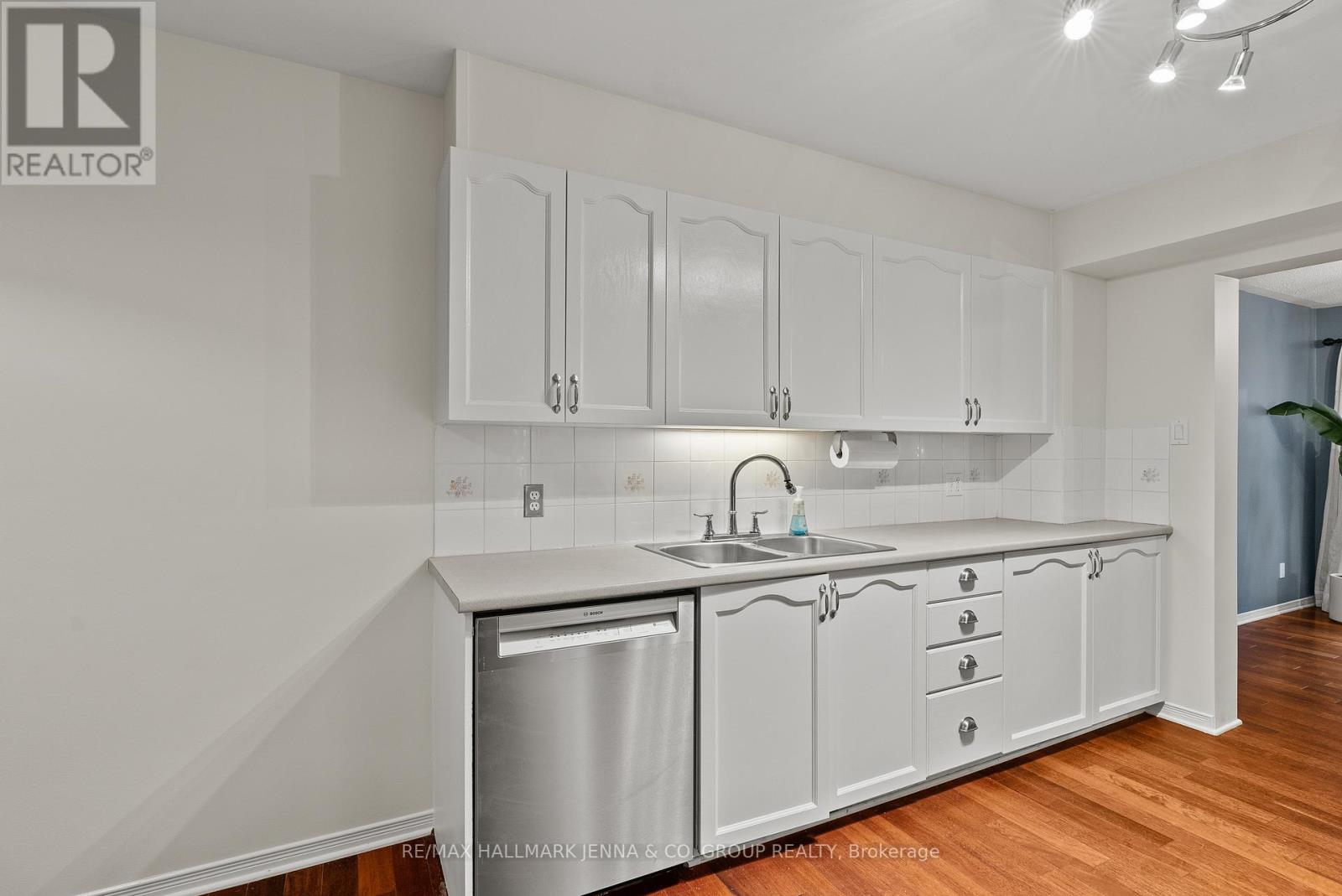 364 Stoneway Drive, Ottawa, Ontario  K2G 6G7 - Photo 8 - X12486893