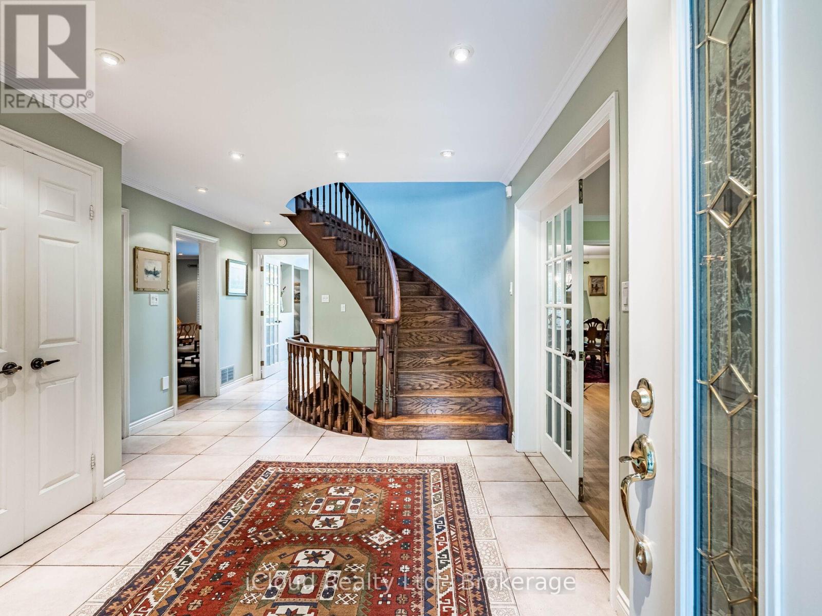 1529 Ballyclare Drive, Mississauga, Ontario  L5C 1J4 - Photo 5 - W12474197