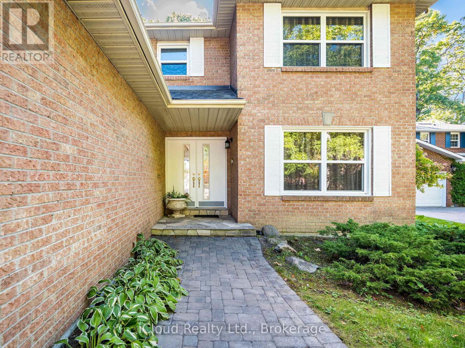 1529 Ballyclare Drive, Mississauga, Ontario  L5C 1J4 - Photo 4 - W12474197