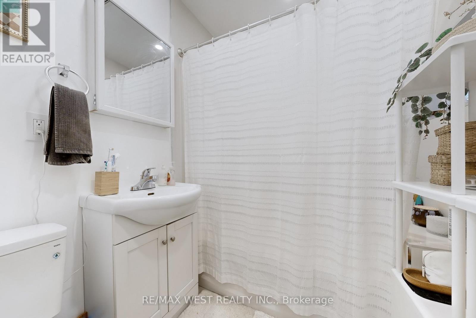 Main Floor Unit 2 - 34 Beatrice Street, Toronto, Ontario  M6J 2T3 - Photo 19 - C12486895