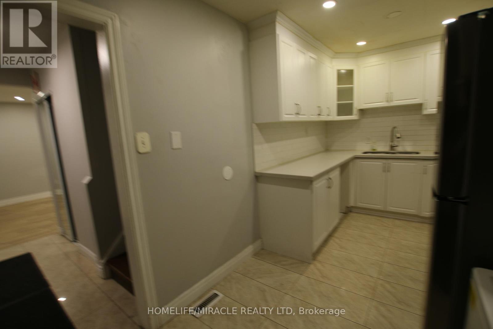 3 Gatsby Square, Brampton, Ontario  L6S 2H4 - Photo 12 - W12395898