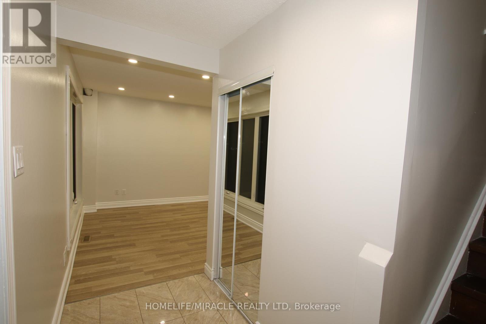 3 Gatsby Square, Brampton, Ontario  L6S 2H4 - Photo 5 - W12395898