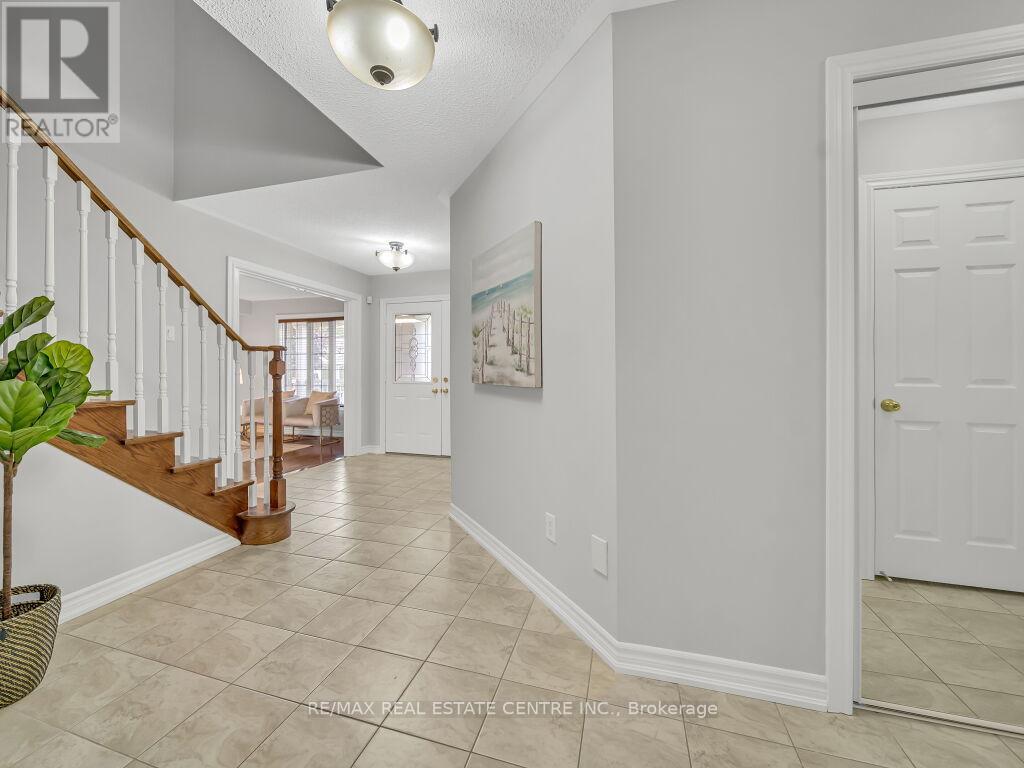 45 Stonemount Crescent, Essa (Angus), Ontario  L0M 1B4 - Photo 12 - N12486868