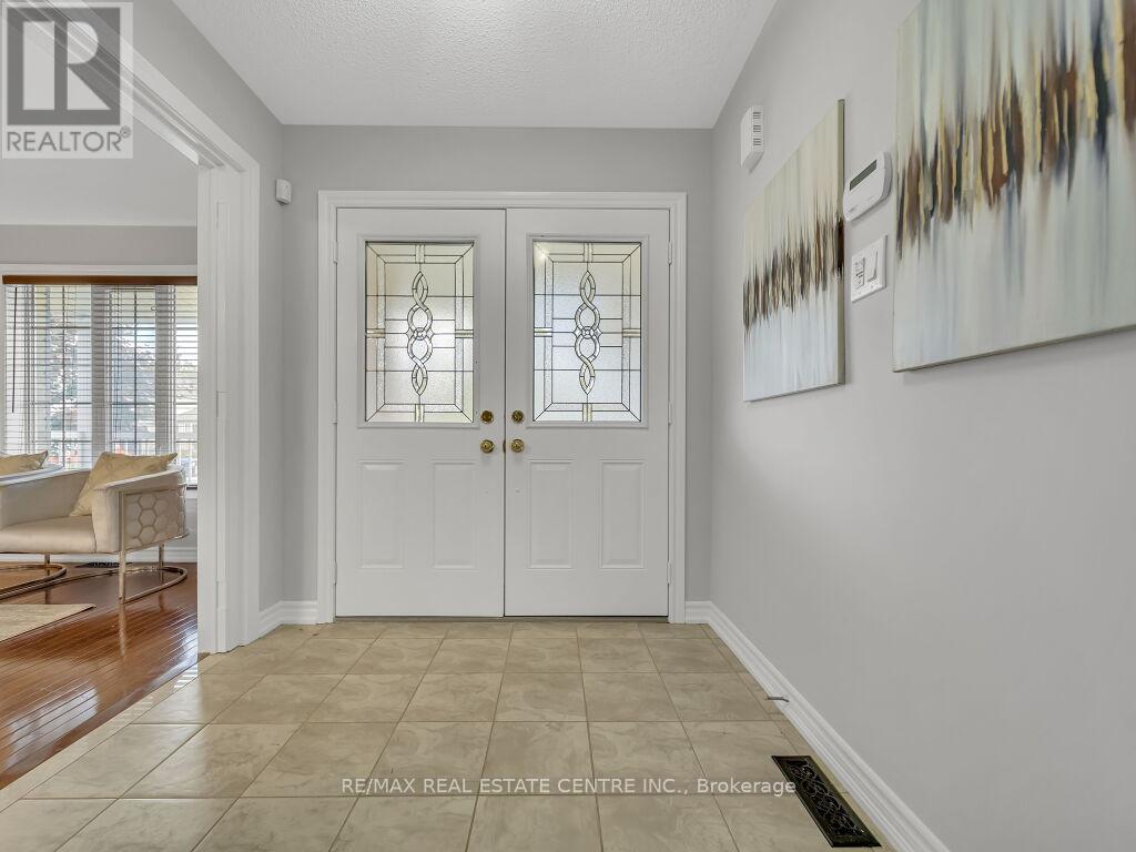 45 Stonemount Crescent, Essa (Angus), Ontario  L0M 1B4 - Photo 6 - N12486868