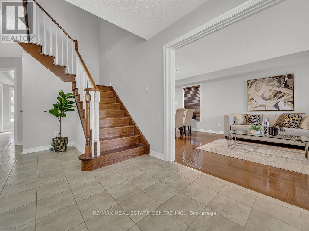 45 Stonemount Crescent, Essa (Angus), Ontario  L0M 1B4 - Photo 7 - N12486868