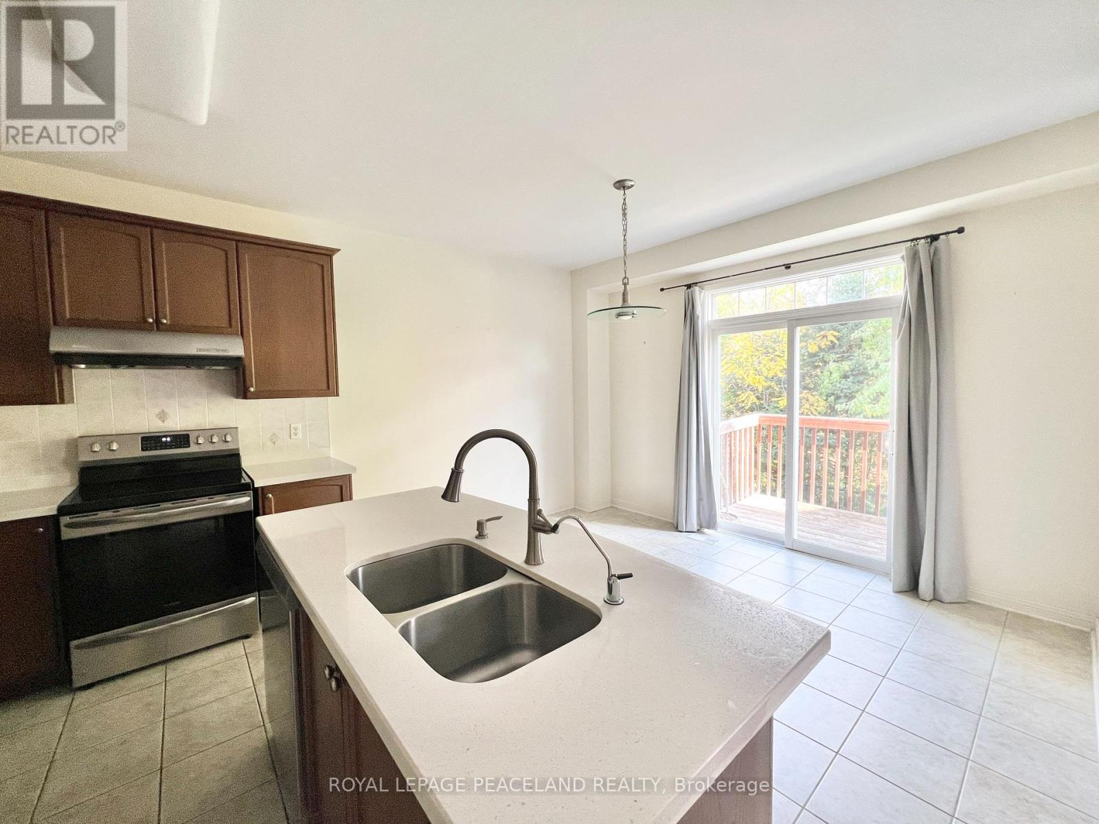 73 Castleglen Boulevard, Markham, Ontario  L6C 0A9 - Photo 10 - N12486877