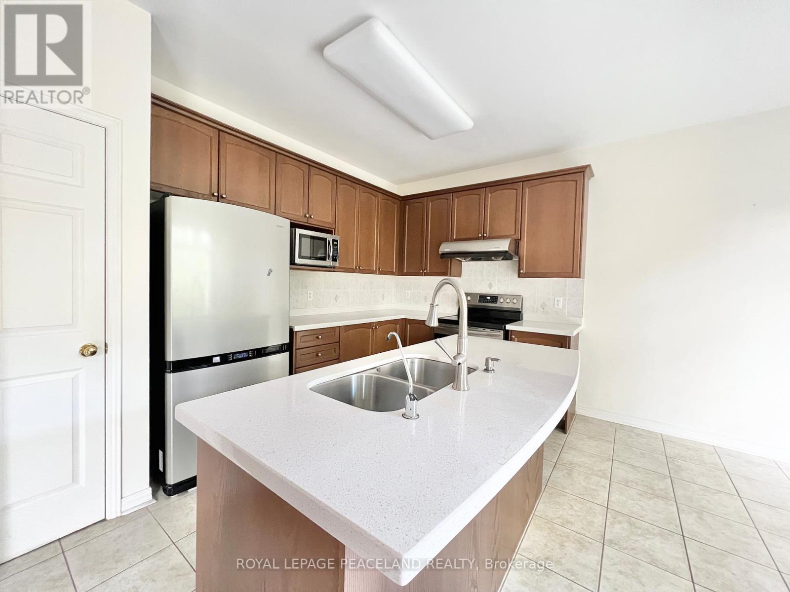 73 Castleglen Boulevard, Markham, Ontario  L6C 0A9 - Photo 11 - N12486877