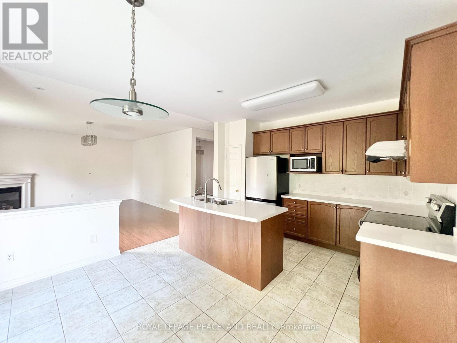 73 Castleglen Boulevard, Markham, Ontario  L6C 0A9 - Photo 9 - N12486877