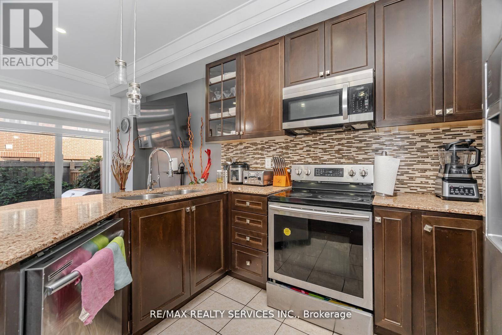 65 Fann Drive, Brampton, Ontario  L7A 4L3 - Photo 12 - W12486884