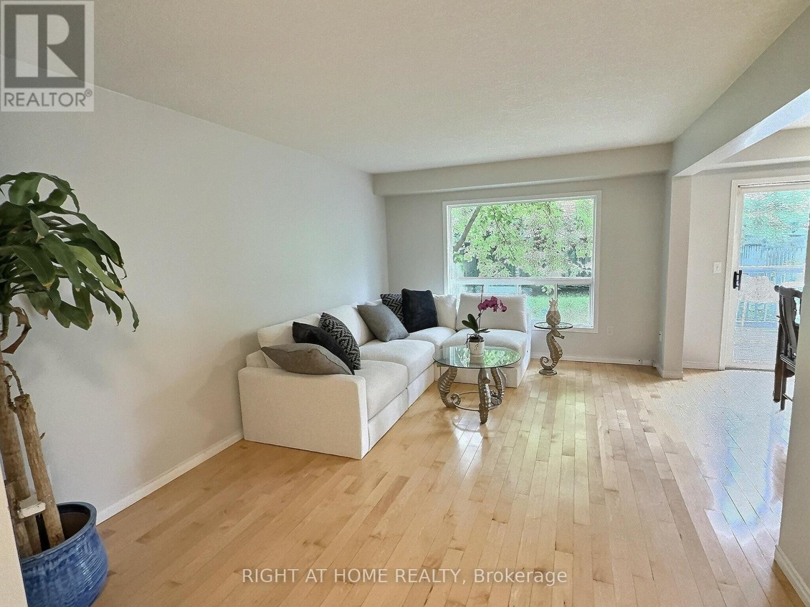 385 Havendale Crescent, Waterloo, Ontario  N2T 2T4 - Photo 3 - X12486931