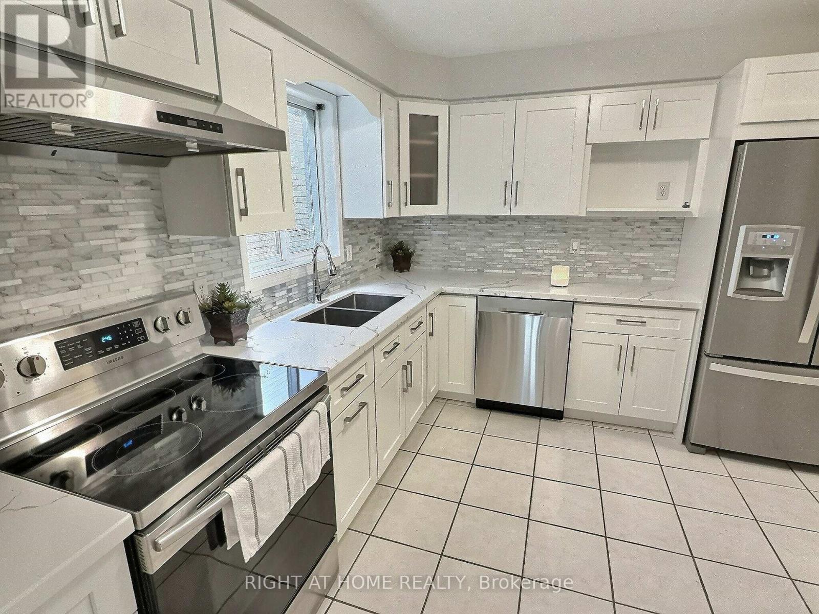 385 Havendale Crescent, Waterloo, Ontario  N2T 2T4 - Photo 8 - X12486931