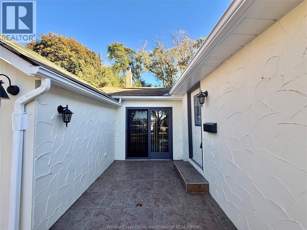 7785 Riverside Drive East, Windsor, Ontario  N8S 1E1 - Photo 3 - 25027405