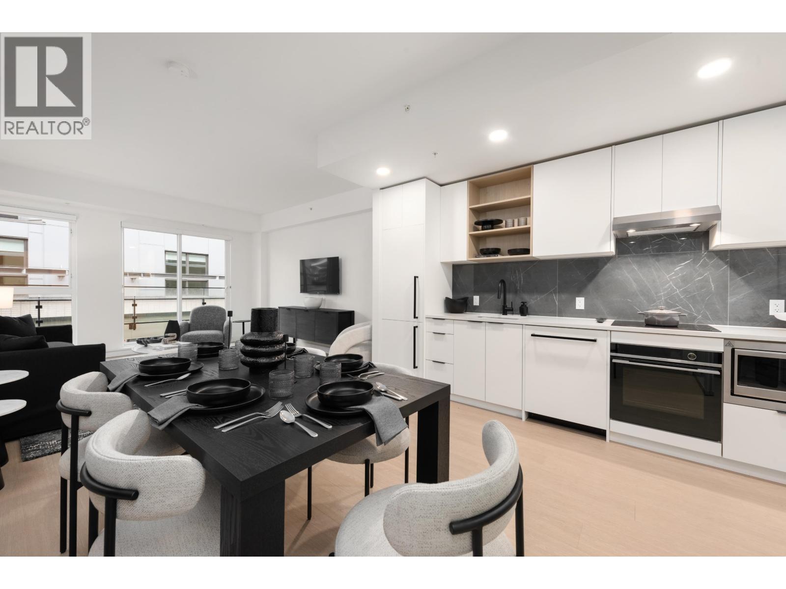 365 422 E 3RD STREET, North Vancouver, British Columbia