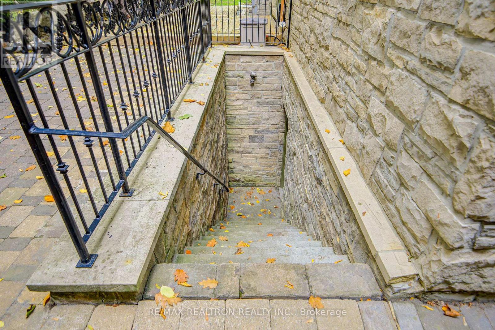 7 Legacy Court, Toronto, Ontario  M2L 2Y7 - Photo 36 - C12486955