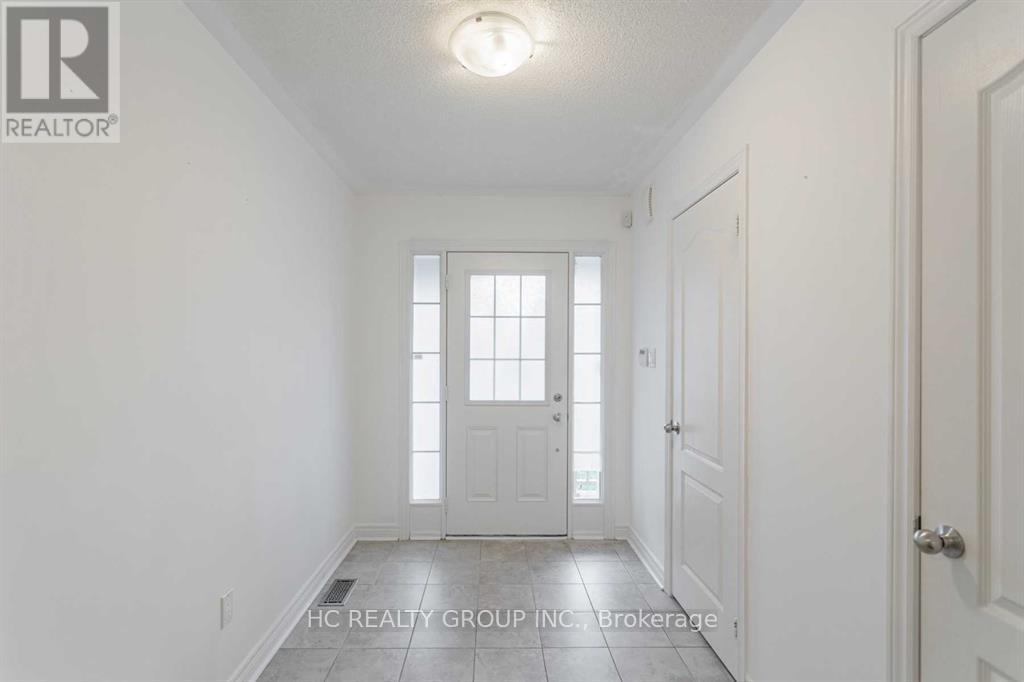 20 Tigertail Crescent, Bradford West Gwillimbury (Bradford), Ontario  L3Z 0M2 - Photo 2 - N12486962