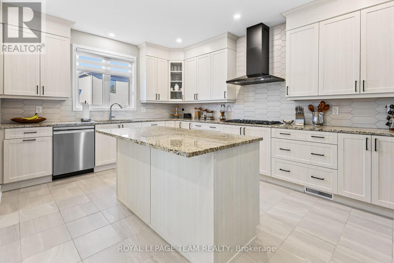 28 Dun Skipper Drive, Ottawa, Ontario  K1X 0J3 - Photo 12 - X12486983