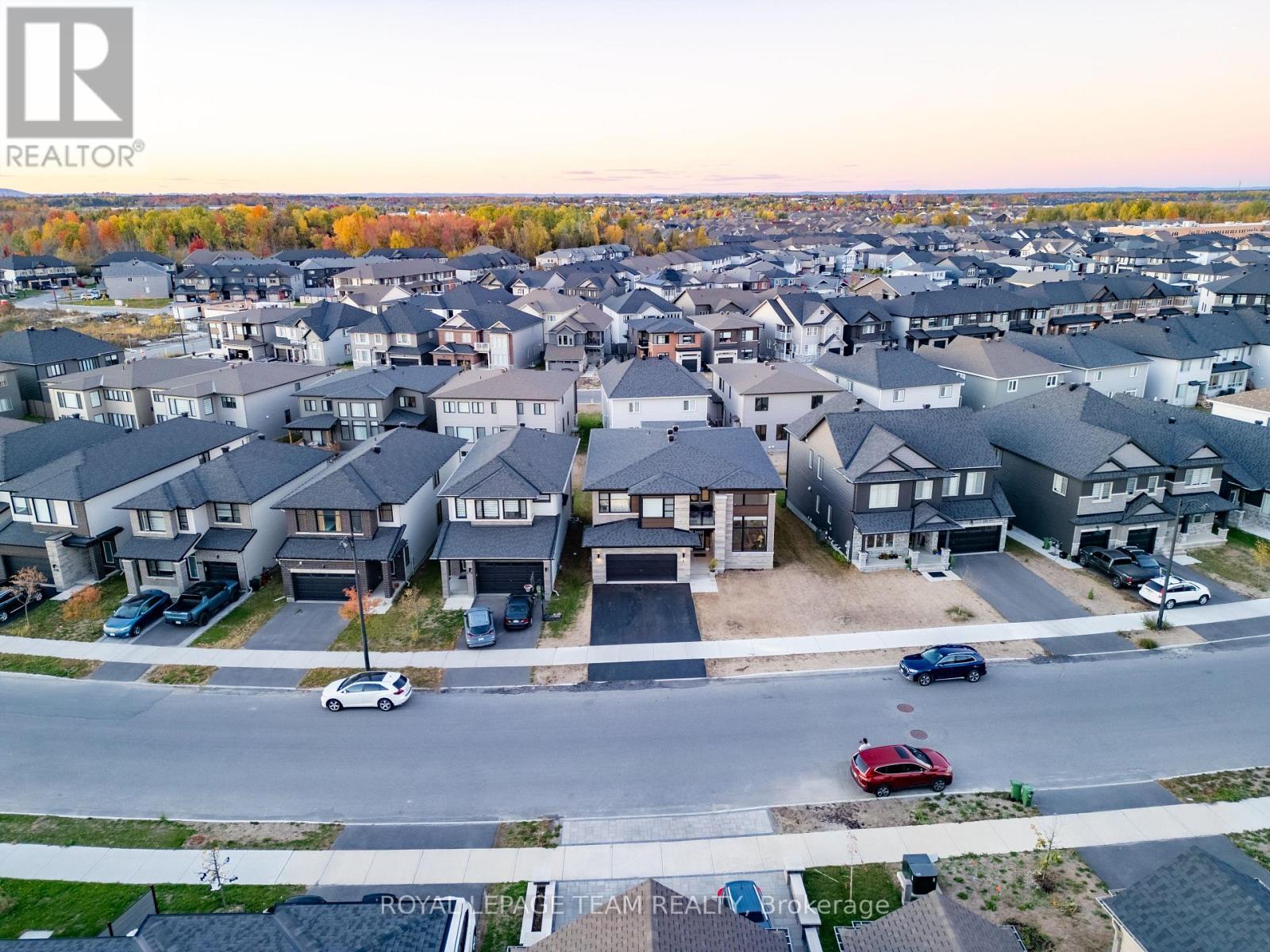 28 Dun Skipper Drive, Ottawa, Ontario  K1X 0J3 - Photo 2 - X12486983