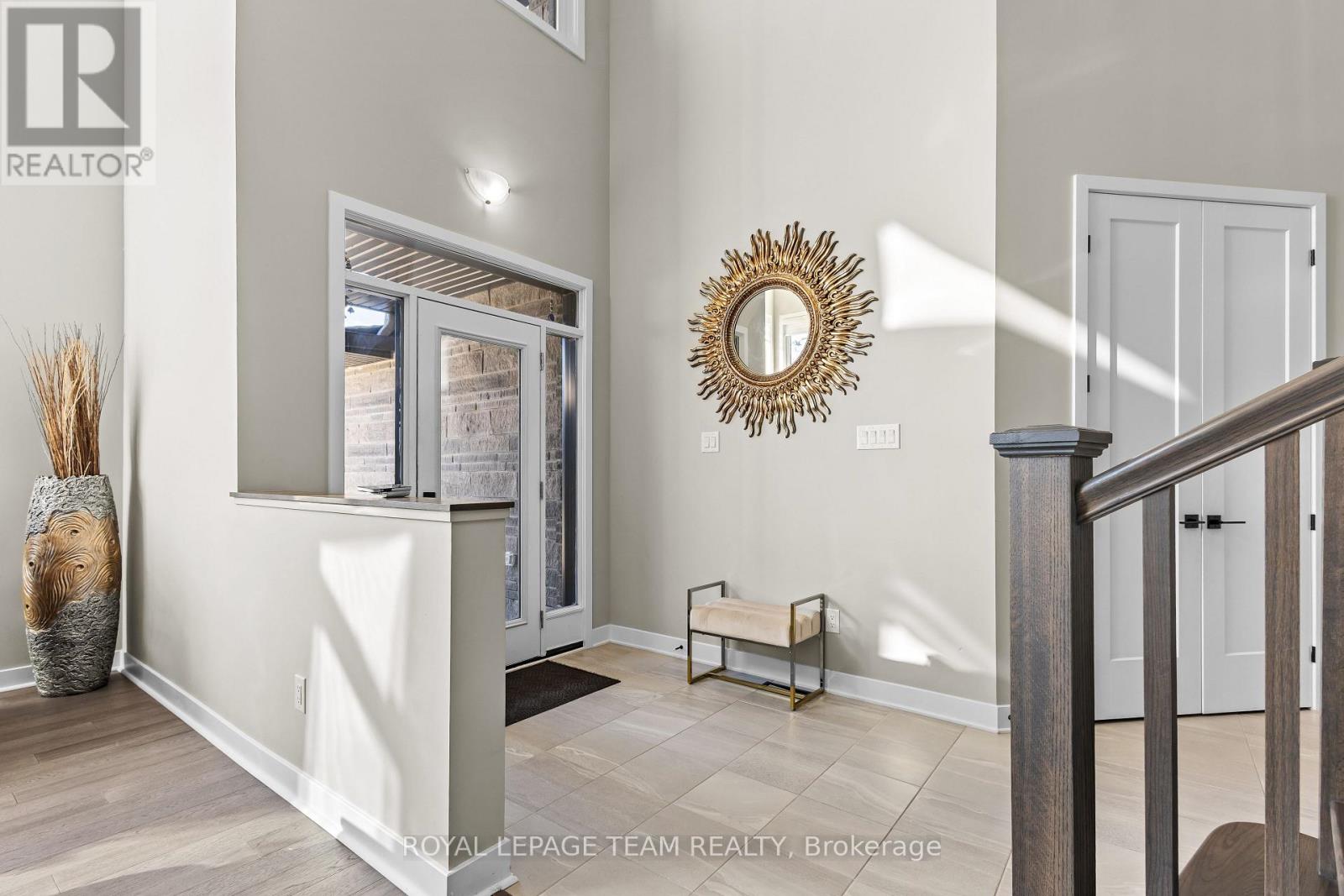 28 Dun Skipper Drive, Ottawa, Ontario  K1X 0J3 - Photo 3 - X12486983