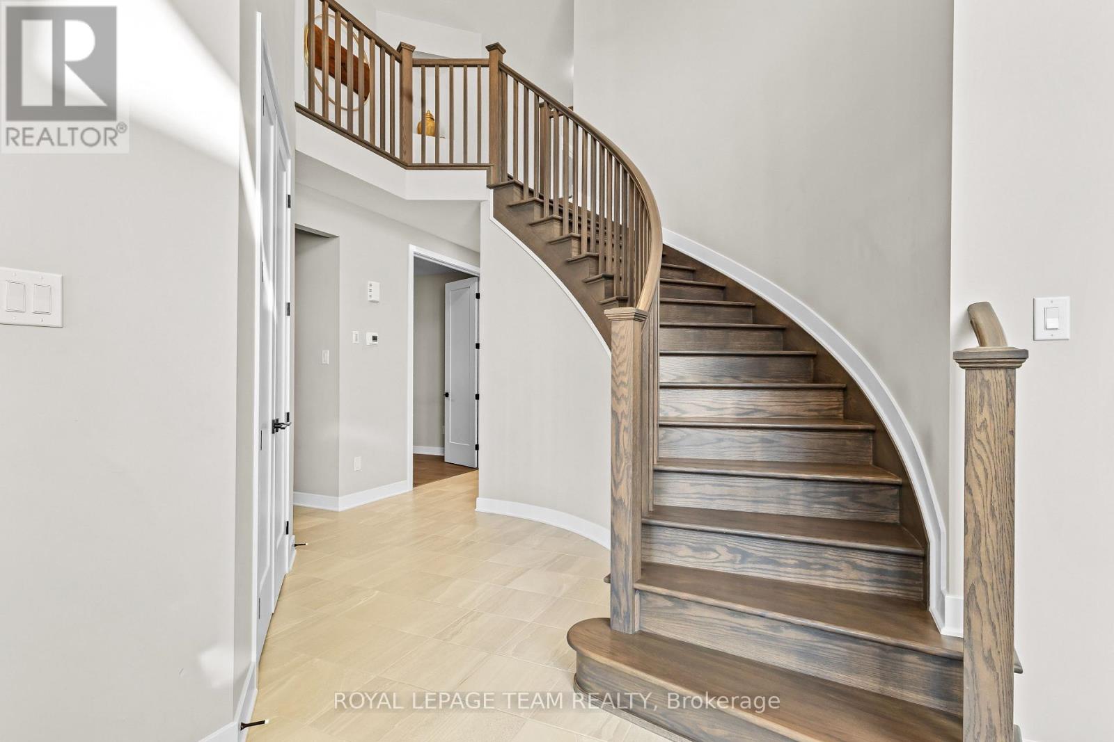 28 Dun Skipper Drive, Ottawa, Ontario  K1X 0J3 - Photo 4 - X12486983