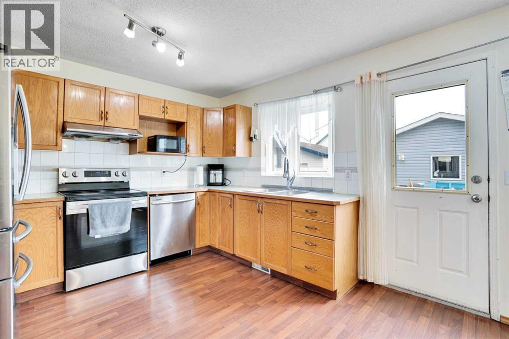 137 Martin Crossing Manor Ne, Calgary, Alberta  T3J 3R6 - Photo 3 - A2260814