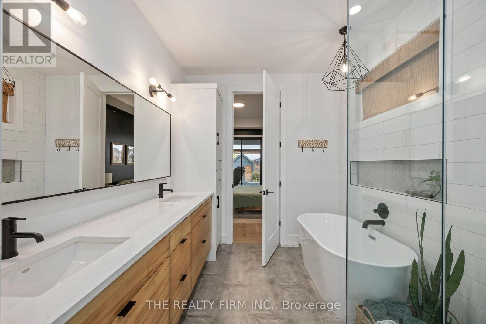 2568 Lucas Avenue, Strathroy-Caradoc (Mount Brydges), Ontario  N0L 1W0 - Photo 25 - X12486989