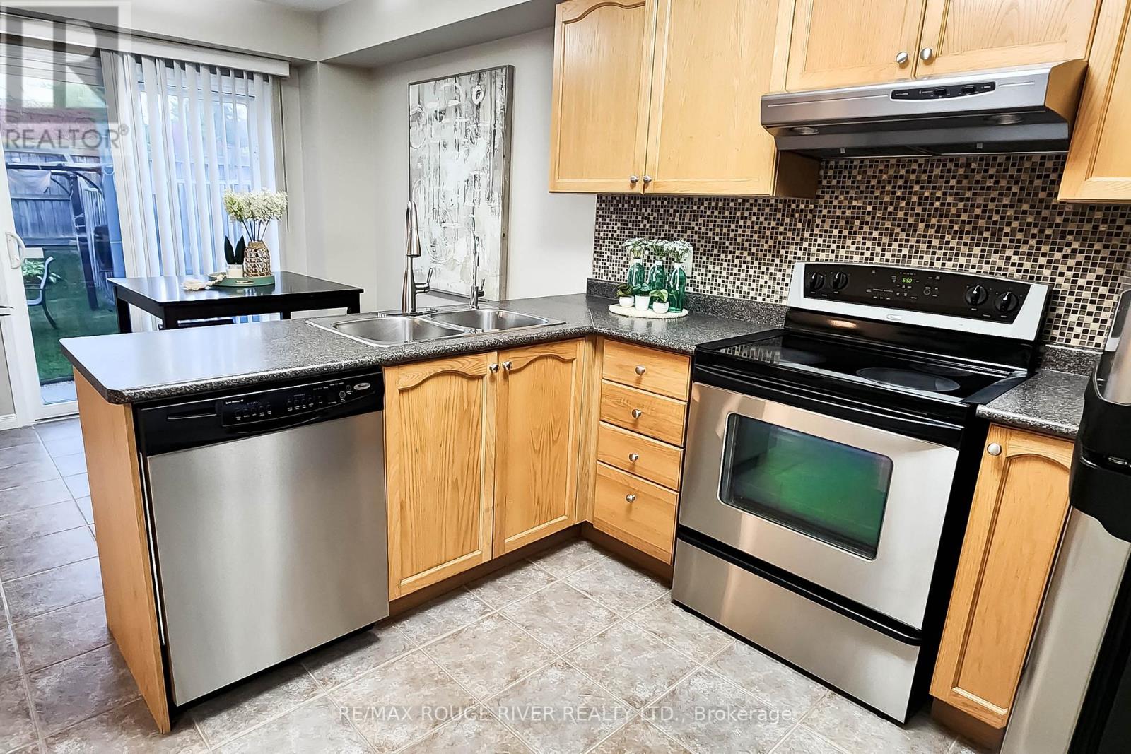 74 Meadow Wood Crescent, Hamilton, Ontario  L8J 3Z8 - Photo 6 - X12486973