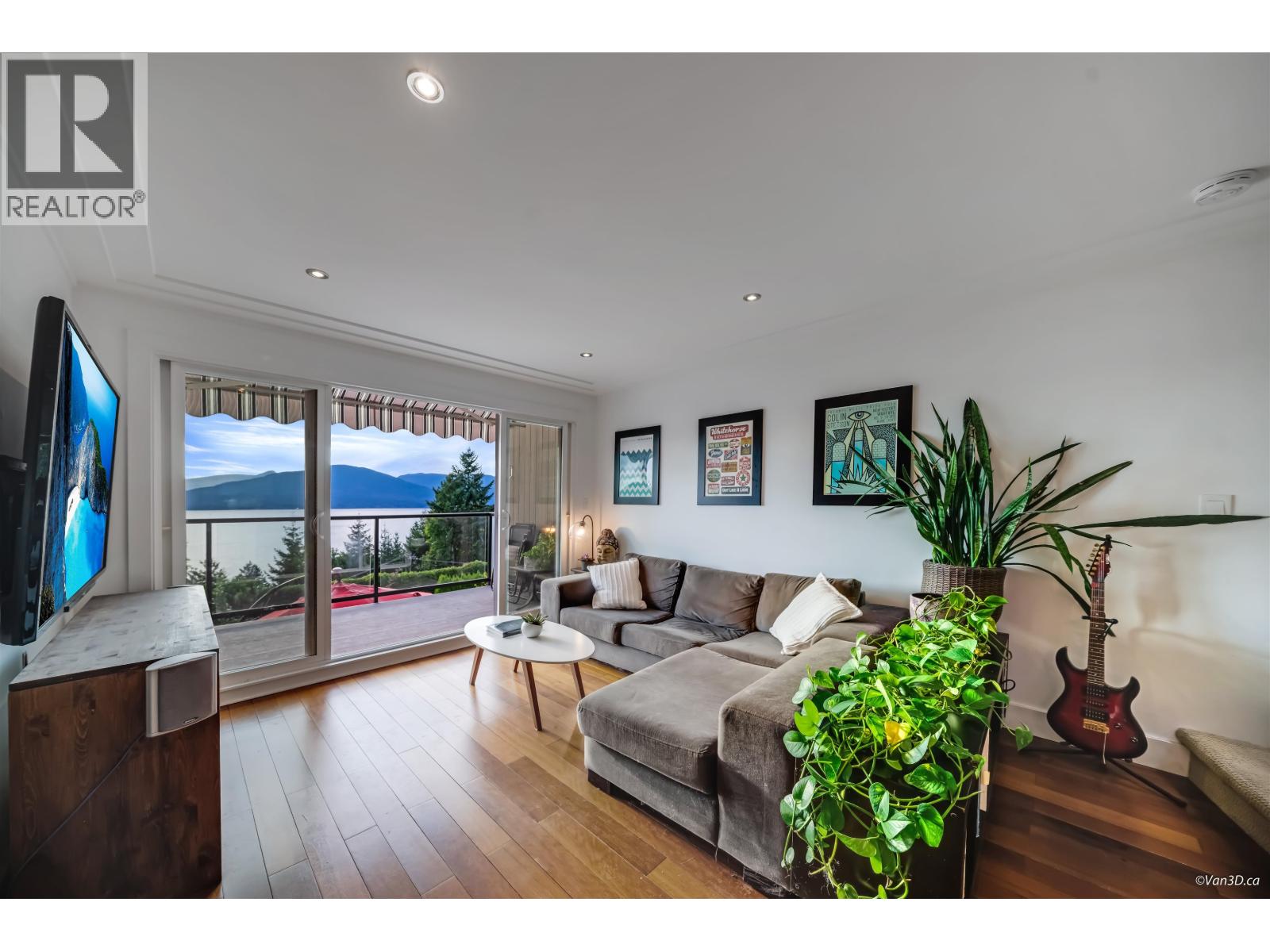 430 Crosscreek Road, Lions Bay, British Columbia  V0N 2E0 - Photo 2 - R3062695